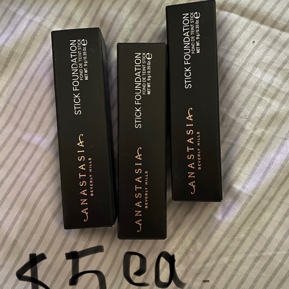 Makeup - Picture 2 of 6